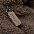 K26AW-401-018-21-1 Torba z polaru Cushy z brelokiem Comfy Club brązowa_b2b_u4.png