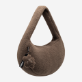 K26AW-401-018-21-1 Torba z polaru Cushy z brelokiem Comfy Club brązowa_b2b_u2.png